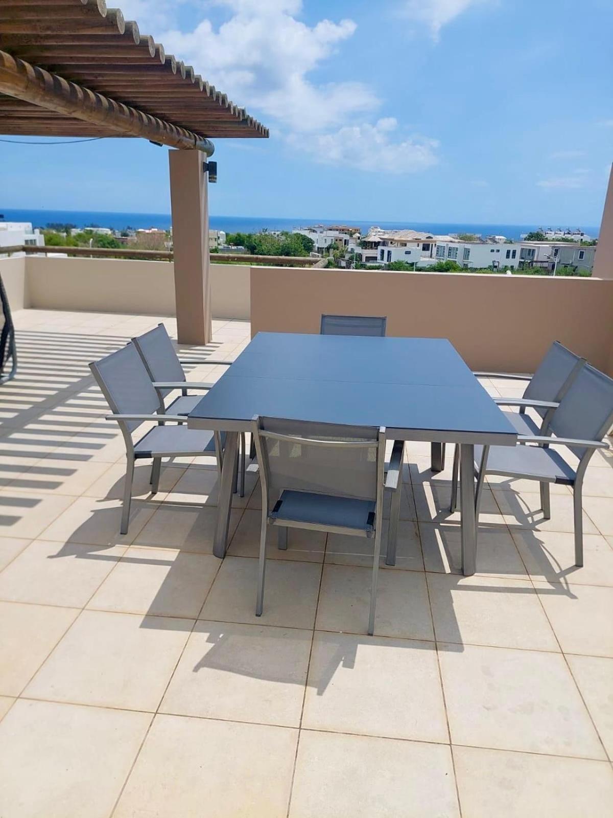 Stunning 3-Bedroom Apartment With Private Rooftop Terrace & Gorgeous Pool Flic en Flac Экстерьер фото